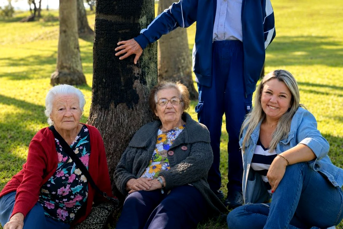 Família aprendendo a cuidar em casa